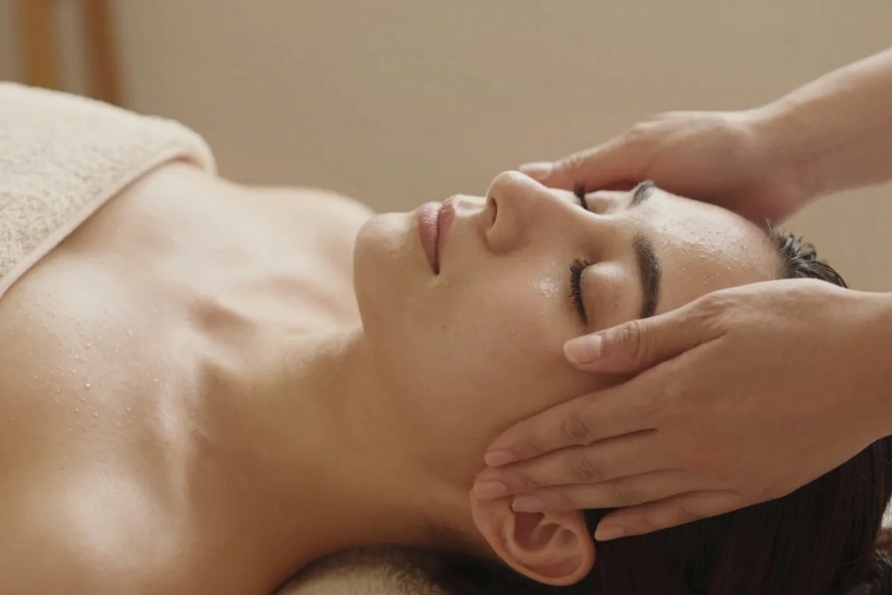 Soin du visage pratiqué en douceur à l'institut ÉCLOSION